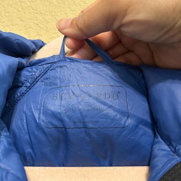 Bernardo Goose Down Vest Womens Small Black Puffer Lightweight Packable Jacket - Picture 4 of 5